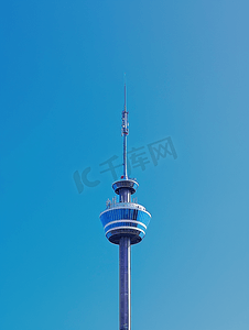 通讯塔楼顶有天线背景为明亮的蓝天