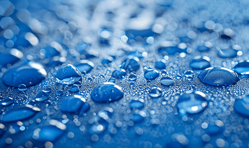 雨水滴摄影照片_蓝色金属表面上的露水滴