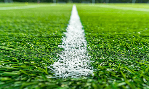 鲜绿色的人造草坪足球场上的白色条纹