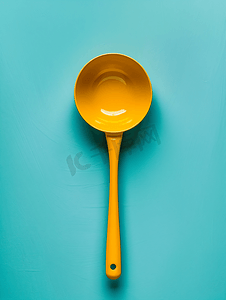 黄色的勺子用来舀绿松石上分离的汤