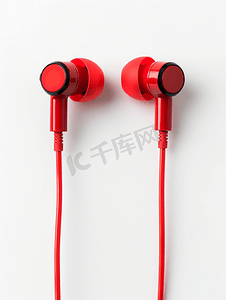 红色耳机使用白色隔离的电线