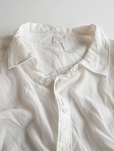 人造丝衬衫上的白色洗衣护理洗涤说明衣服标签