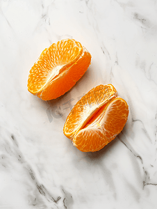 橘子背景摄影照片_带皮的橘子片去皮的水果