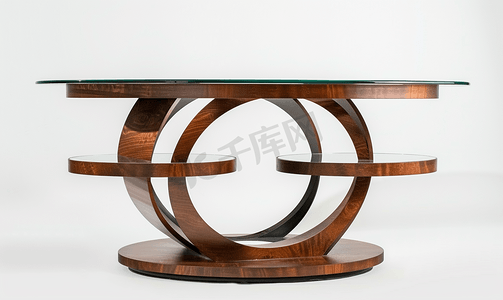 棕色木质双人桌带有圆形金属边缘和几个玻璃架子