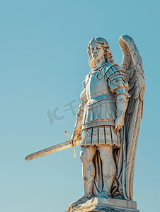 天使雕塑摄影照片_城堡顶部的大天使米迦勒雕像
