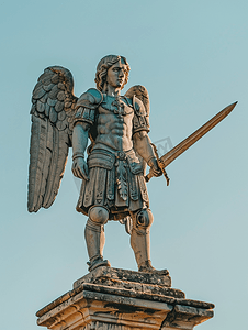意大利雕塑摄影照片_城堡顶部的大天使米迦勒雕像