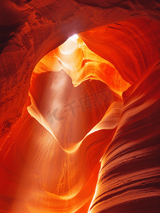 橙色爱心摄影照片_爱心形羚羊峡谷景观与光线