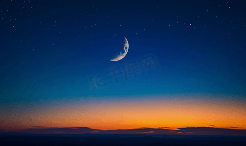 日落时深蓝色天空中的新月