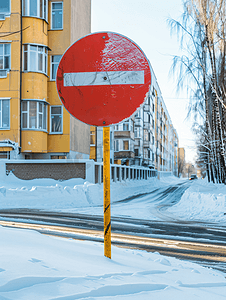禁止狗在建筑物附近区域行走的圆形红色标志雪地上有黄色标记
