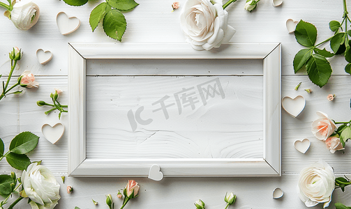 浪漫花语浮雕背景摄影照片_有心和花的白色木制框架