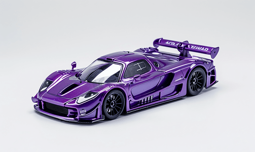 白色背景下孤立的紫色赛车模型玩具