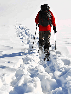 孤立的雪鞋徒步旅行者在雪地上行走