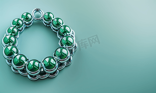 珠宝时尚背景摄影照片_绿色丝球和金属环制成的项链