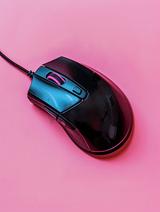 鼠标点击素材摄影照片_粉红色背景上黑色游戏光电鼠标的特写