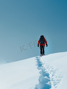 孤立的雪鞋徒步旅行者在雪地上行走