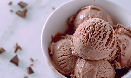 夏季甜点摄影照片_碗里的酸奶和巧克力冰淇淋特写
