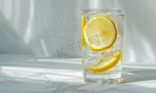 盛有冰镇柠檬水的玻璃杯侧面图
