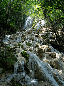 泰国森林中的瀑布