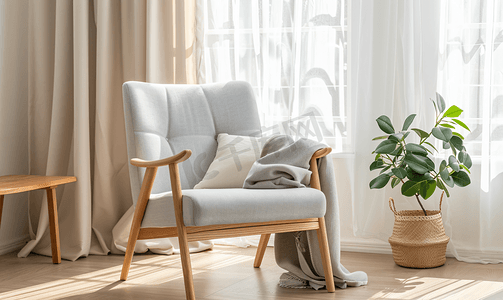 拿手布艺沙发摄影照片_舒适的斯堪的纳维亚风格和现代设计家居实木硬木和布艺椅子