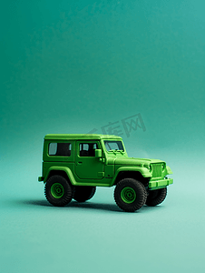 绿松石上隔离的绿漆塑料玩具地形车