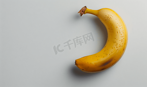 白色背景下孤立的单个黄香蕉