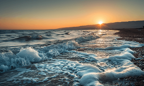 黄昏风景摄影照片_冬季黄昏的死海日落和冲浪