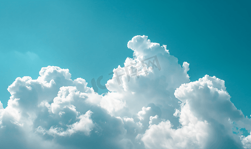 蓝色线条大气海报摄影照片_蓝色午后天空中蓬松的云