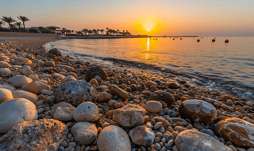 日落时分的红海鹅卵石海滩