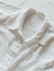 行业说明摄影照片_人造丝衬衫上的白色洗衣护理洗涤说明衣服标签