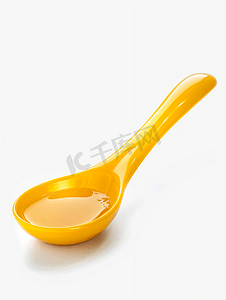 勺子黄色摄影照片_黄色的勺子用来舀白色的汤