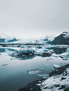 冰岛湖泊附近的冰川正在消退