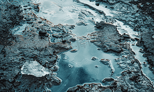 索尔黑马冰川附近水坑里的冰正在融化