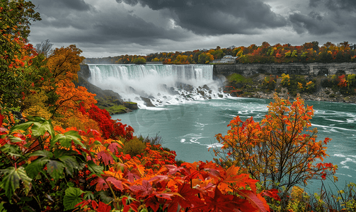荧光色边框摄影照片_秋天雨天尼亚加拉河上的加拿大瀑布