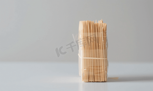 牙签由木头制成包裹着塑料孤立在白色