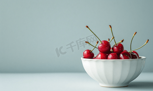 碗里盛满成熟的红樱桃