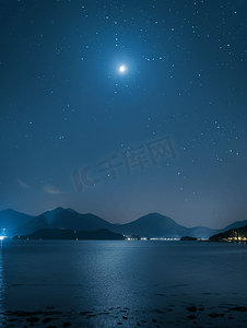 海上的夜空满月和星星