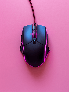 粉红色背景上黑色游戏光电鼠标的特写
