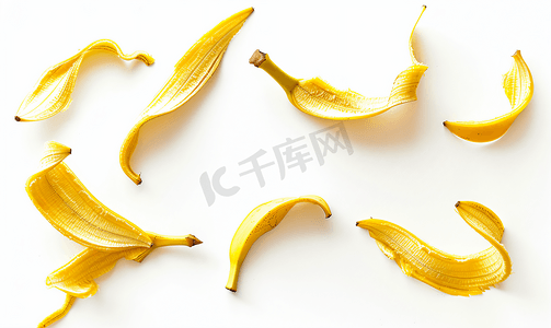 水果新鲜不新鲜摄影照片_香蕉皮被不小心扔在白色上