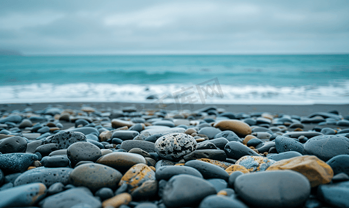 沙滩背景摄影照片_冰岛雷尼斯黑沙滩的鹅卵石和岩石背景是大海