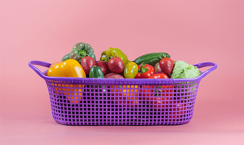 设计超市摄影照片_紫色塑料篮通常用来放置蔬菜和水果