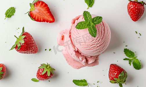 薄荷有摄影照片_白色背景上的一勺草莓冰淇淋上面有薄荷