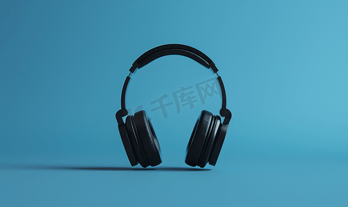 音乐蓝色摄影照片_音乐聆听概念黑色耳机位于蓝色背景上