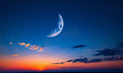 日落时深蓝色天空中的新月