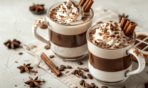 热巧克力杯摄影照片_热巧克力加奶油和可可粉