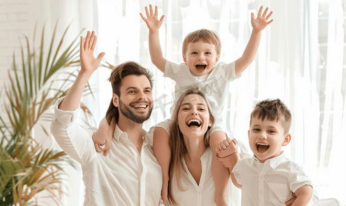 幸福的家庭概念有两个孩子的家庭父母与孩子