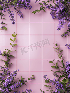 绿色平面背景摄影照片_粉红色瓷砖背景上的薰衣草花叶创意框架