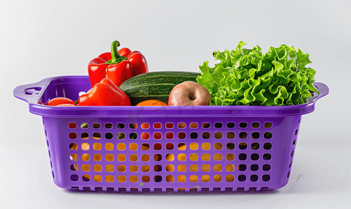 插图水果摄影照片_紫色塑料篮通常用来放置蔬菜和水果