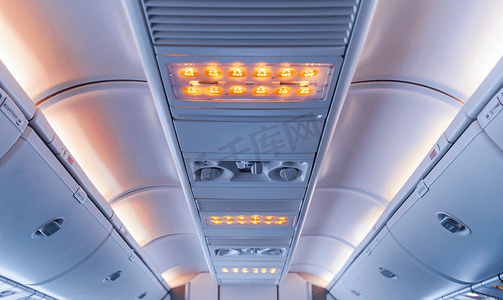 汽车和飞机摄影照片_飞机上带有灯光和通风装置的顶板