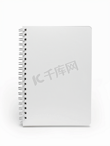白色背景下孤立的空白白色螺旋笔记本