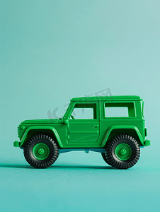 绿松石上隔离的绿漆塑料玩具地形车